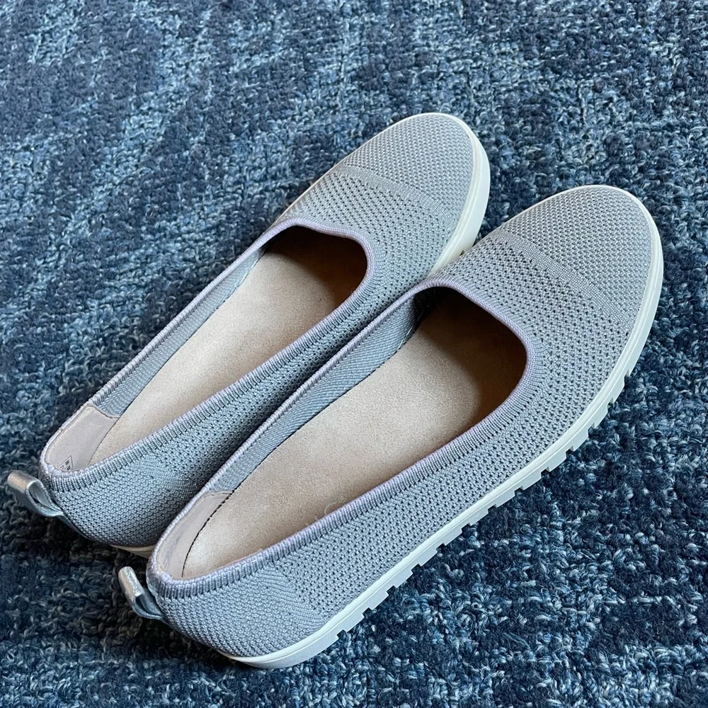Barely worn Vionic Uptown Knit Skimmer Flat in light grey, size 8, width medium - Picture 3 of 5